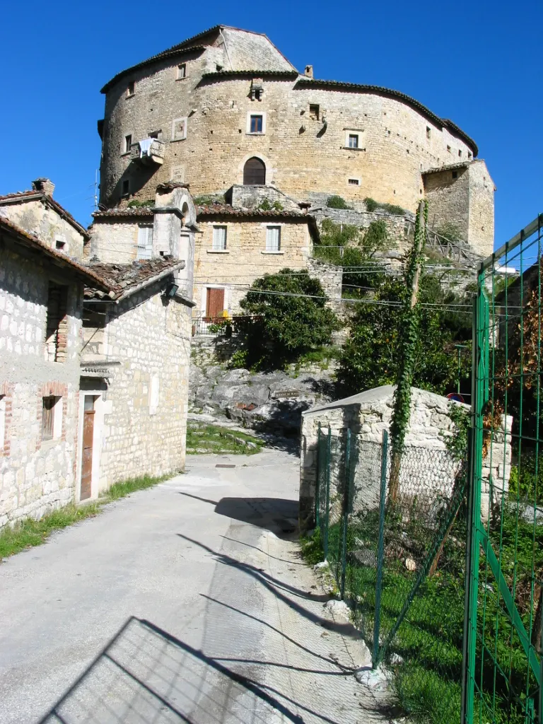 Forte medievale in pietra sovrastante le antiche abitazioni del borgo storico di Acquasanta Terme