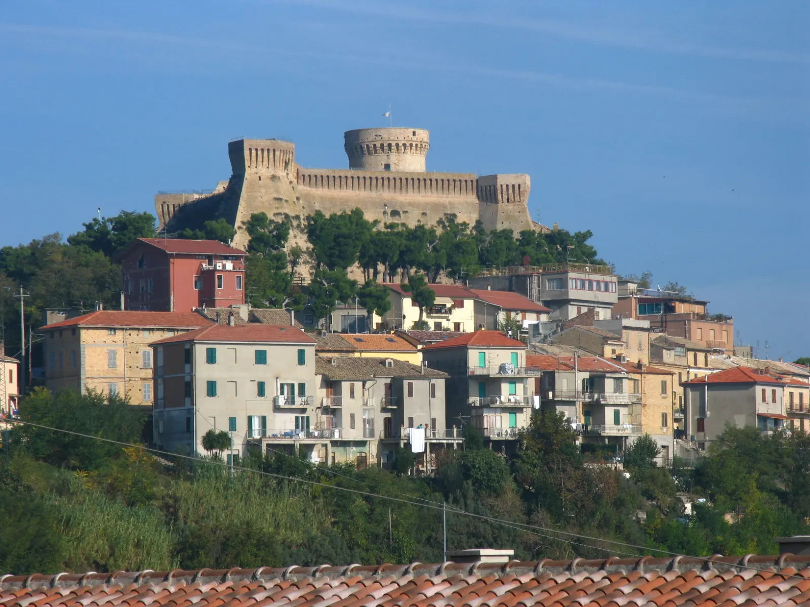 Rocca medievale e borgo storico di Acquaviva Picena su colle con case colorate nelle Marche
