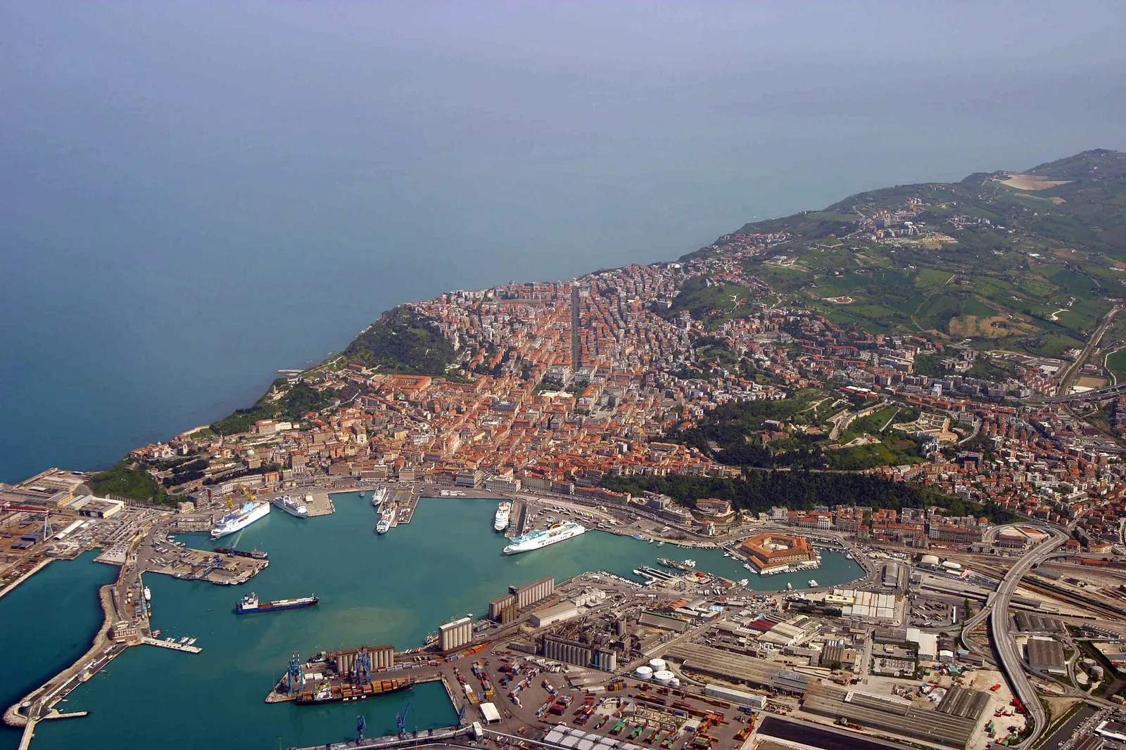 Vista aerea del porto e del centro storico di Ancona affacciati sul mare Adriatico