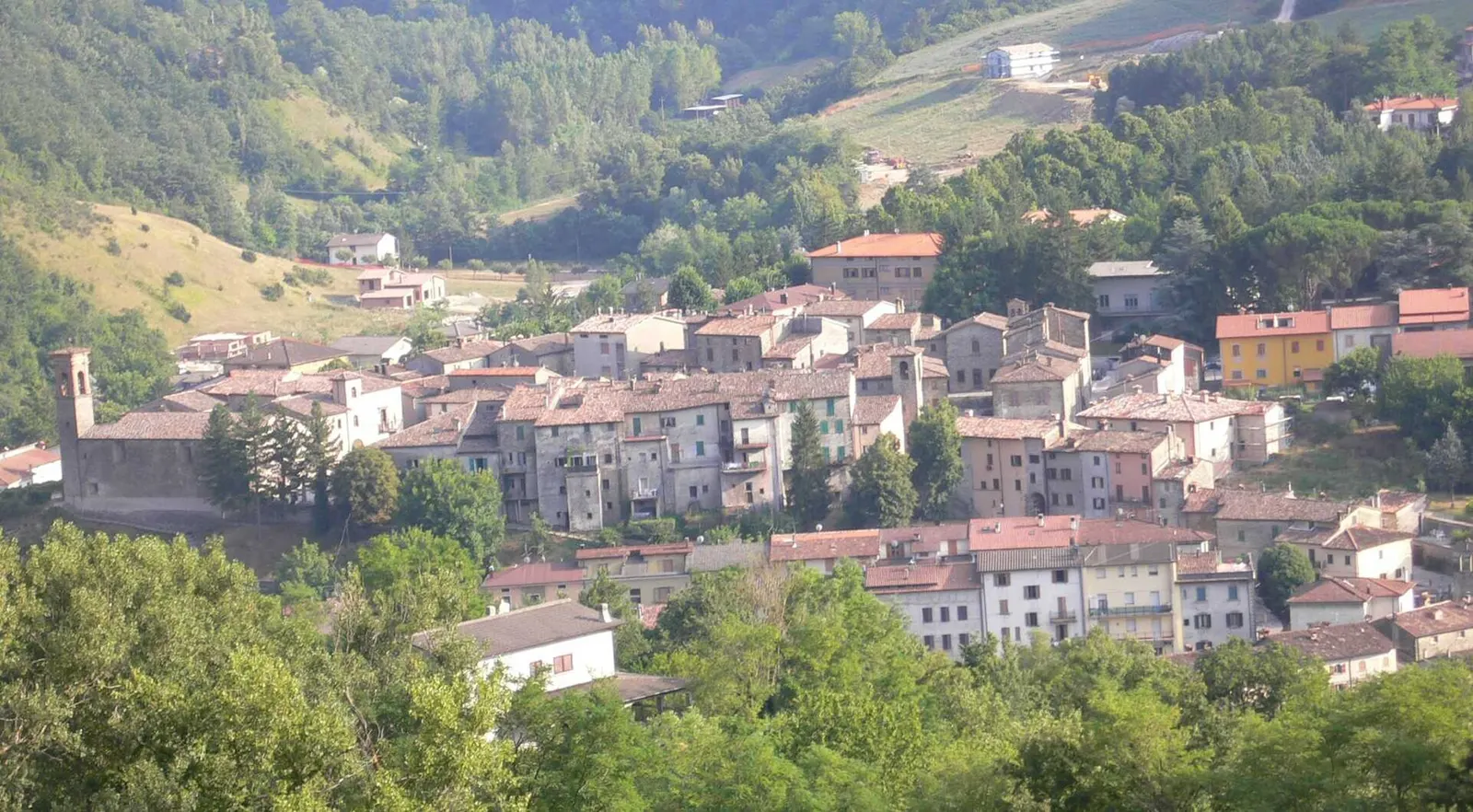 Veduta panoramica del borgo medievale di Apecchio tra le colline verdi dell'Appennino marchigiano
