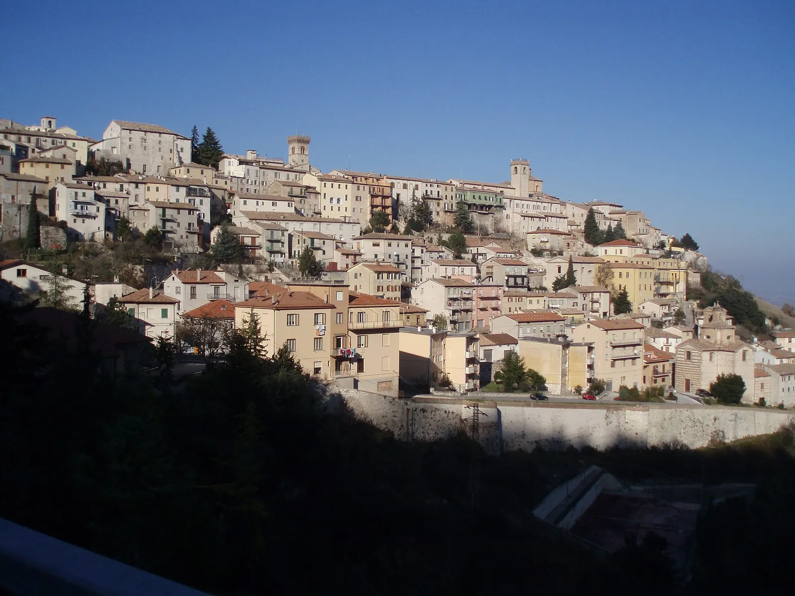 Panorama del centro storico di Arcevia arroccato sulla collina con case in pietra e torri medievali