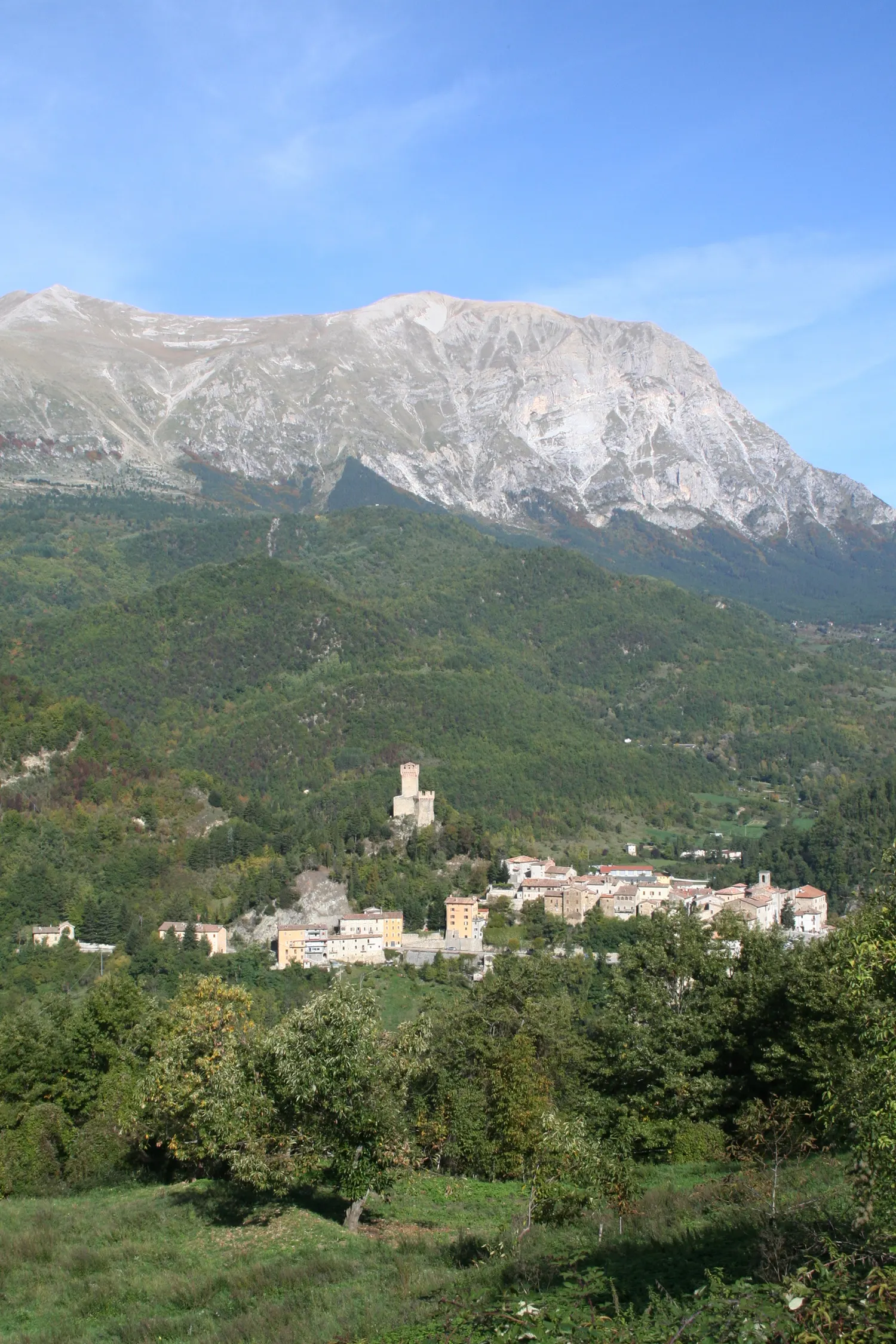 Borgo medievale di Arquata del Tronto con la Rocca dominato dal massiccio del Monte Vettore