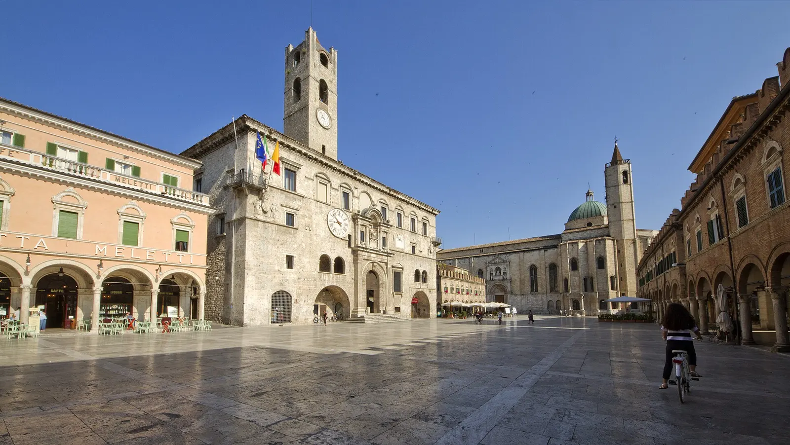 Piazza del Popolo ad Ascoli Piceno con Palazzo dei Capitani e torre civica sotto cielo sereno