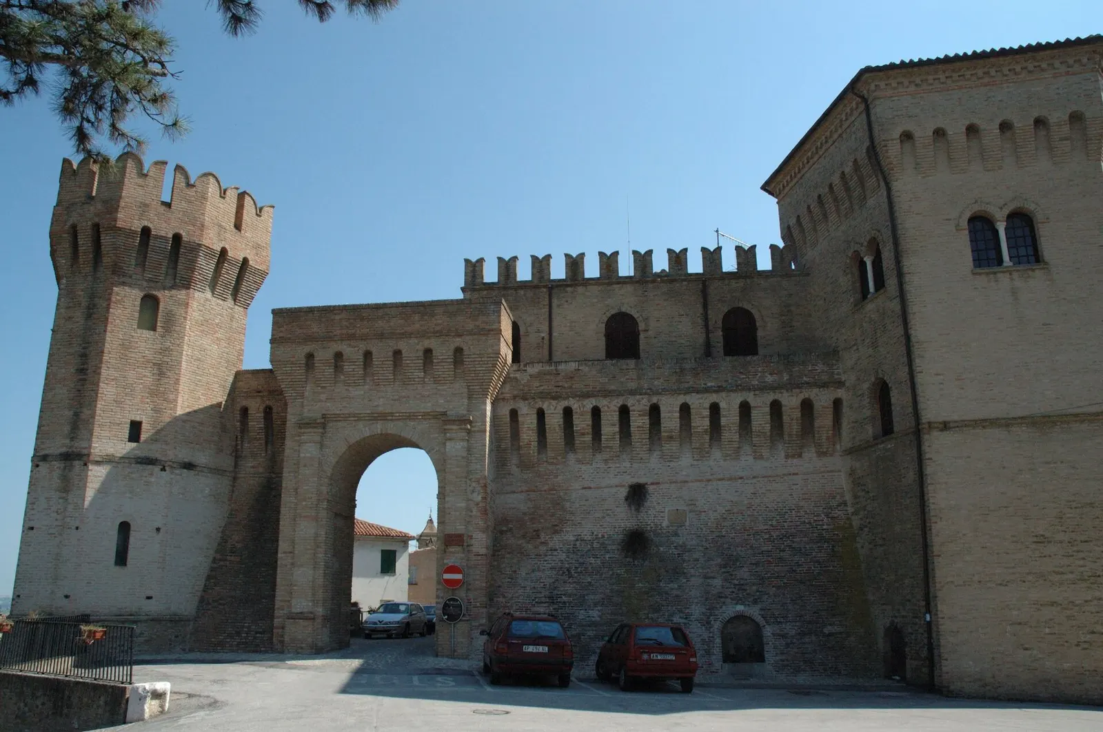 Castello medievale con torre merlata e arco di accesso al borgo di Barbara in provincia di Ancona