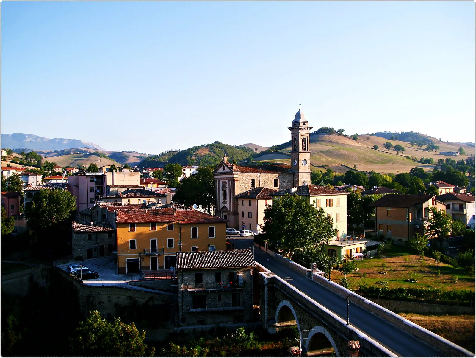 Panorama del centro storico di Belforte all'Isauro con campanile e colline marchigiane sullo sfondo