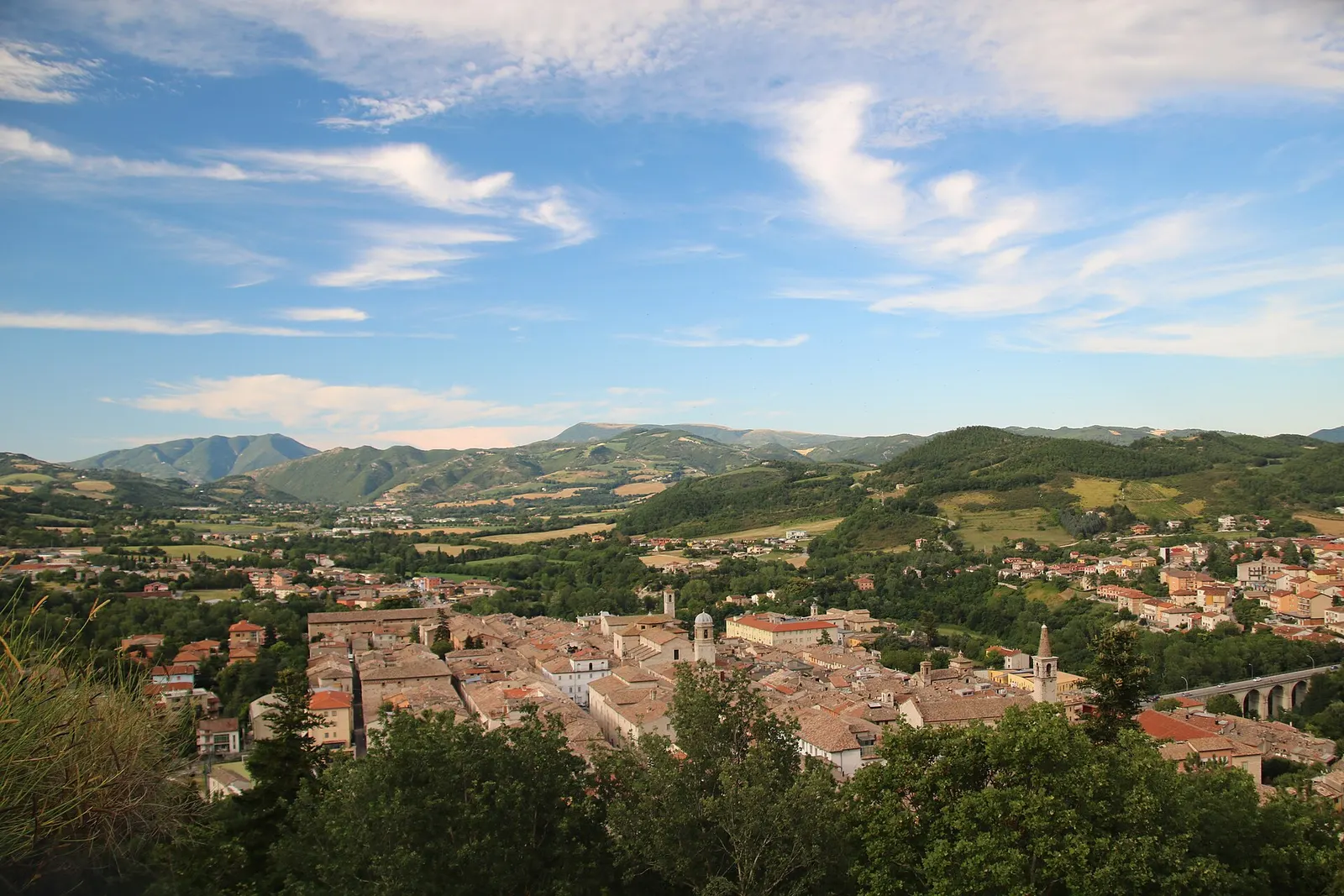 Panorama del centro storico di Cagli con tetti in cotto e colline marchigiane sullo sfondo