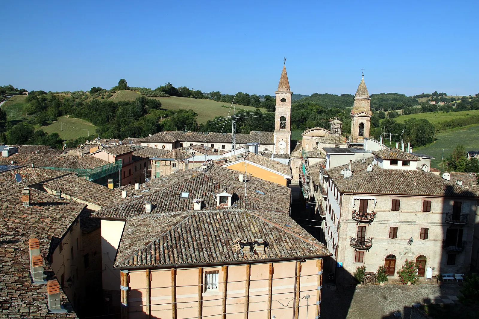 Centro storico di Caldarola con campanili e tetti in coppi tra le dolci colline marchigiane