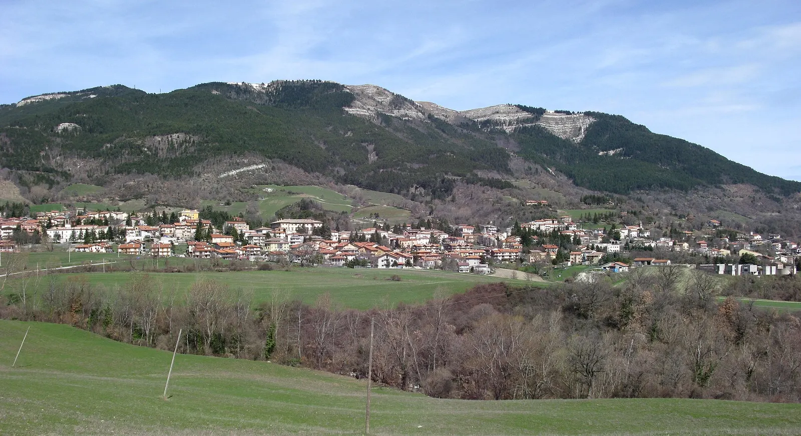 Veduta panoramica di Carpegna con il borgo ai piedi del Monte Carpegna nell'Appennino marchigiano