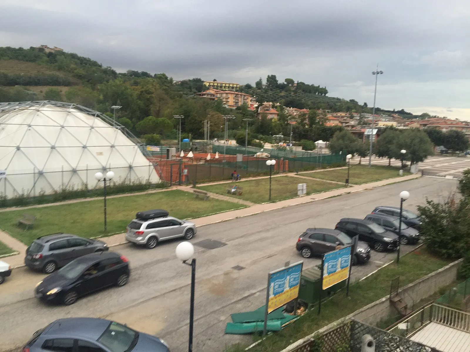 Veduta del centro di Castel di Lama con cupola geodetica e case sulle colline marchigiane