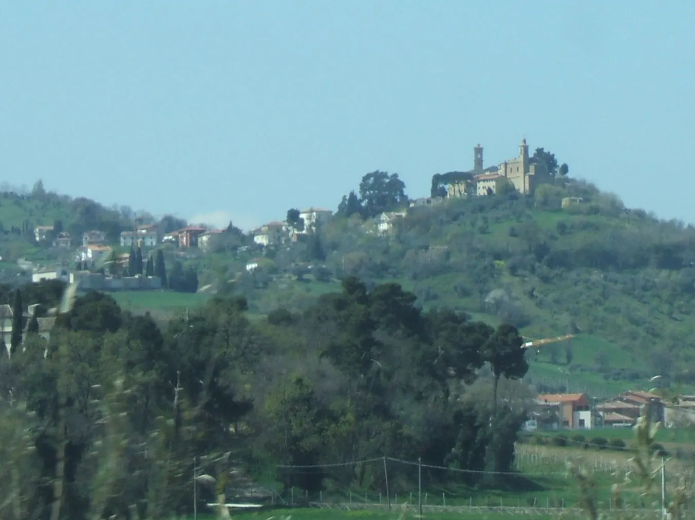 Panorama del borgo medievale di Castelbellino arroccato sulla collina tra le verdi campagne marchigiane