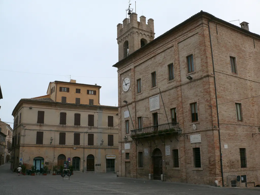 Centro storico di Castelfidardo con palazzo comunale in mattoni e torre campanaria nelle Marche