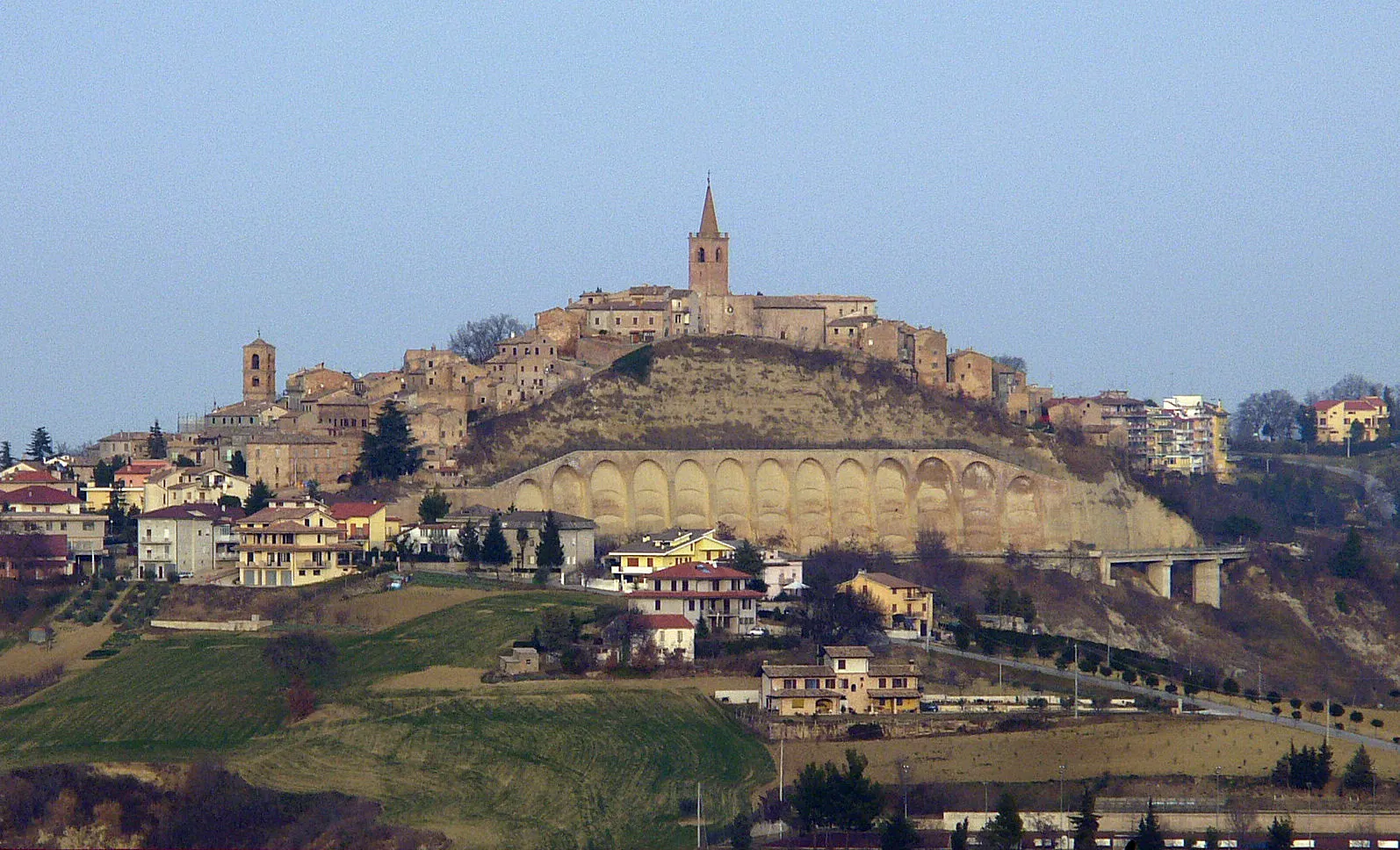 Borgo medievale di Castignano su collina con campanile e mura storiche nelle Marche