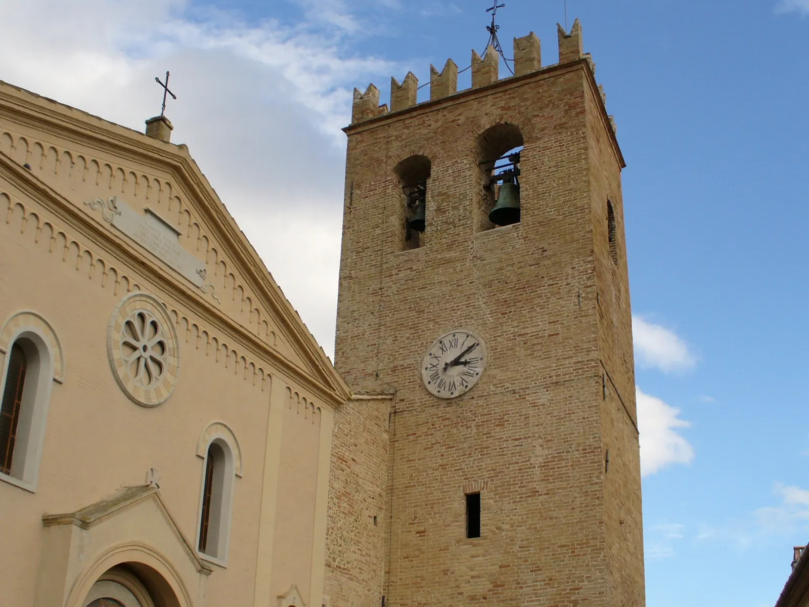 Torre campanaria in mattoni e facciata della chiesa nel centro storico di Castorano in provincia di Ascoli Piceno