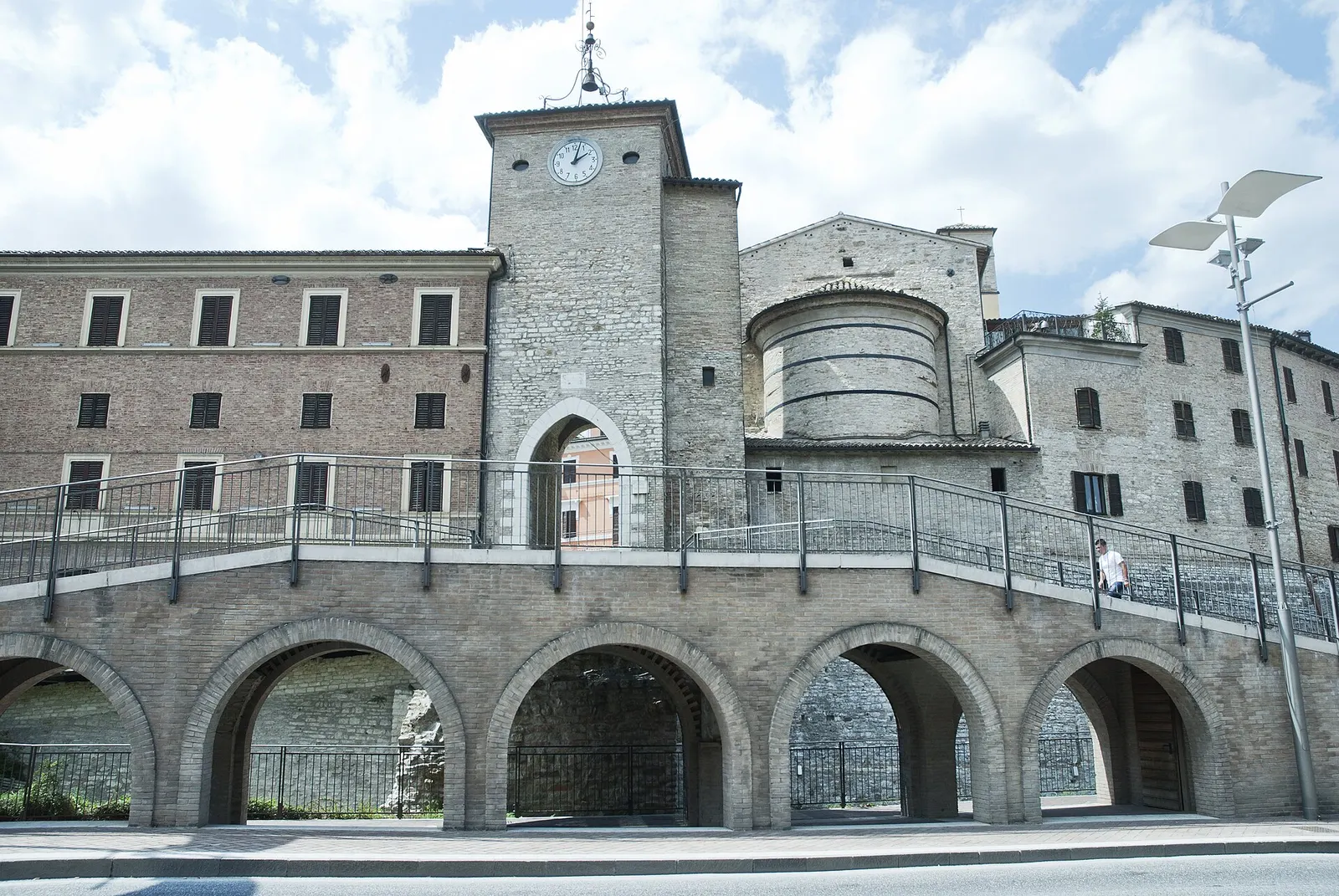 Torre dell'orologio e ponte ad archi nel centro storico di Cerreto d'Esi nelle Marche