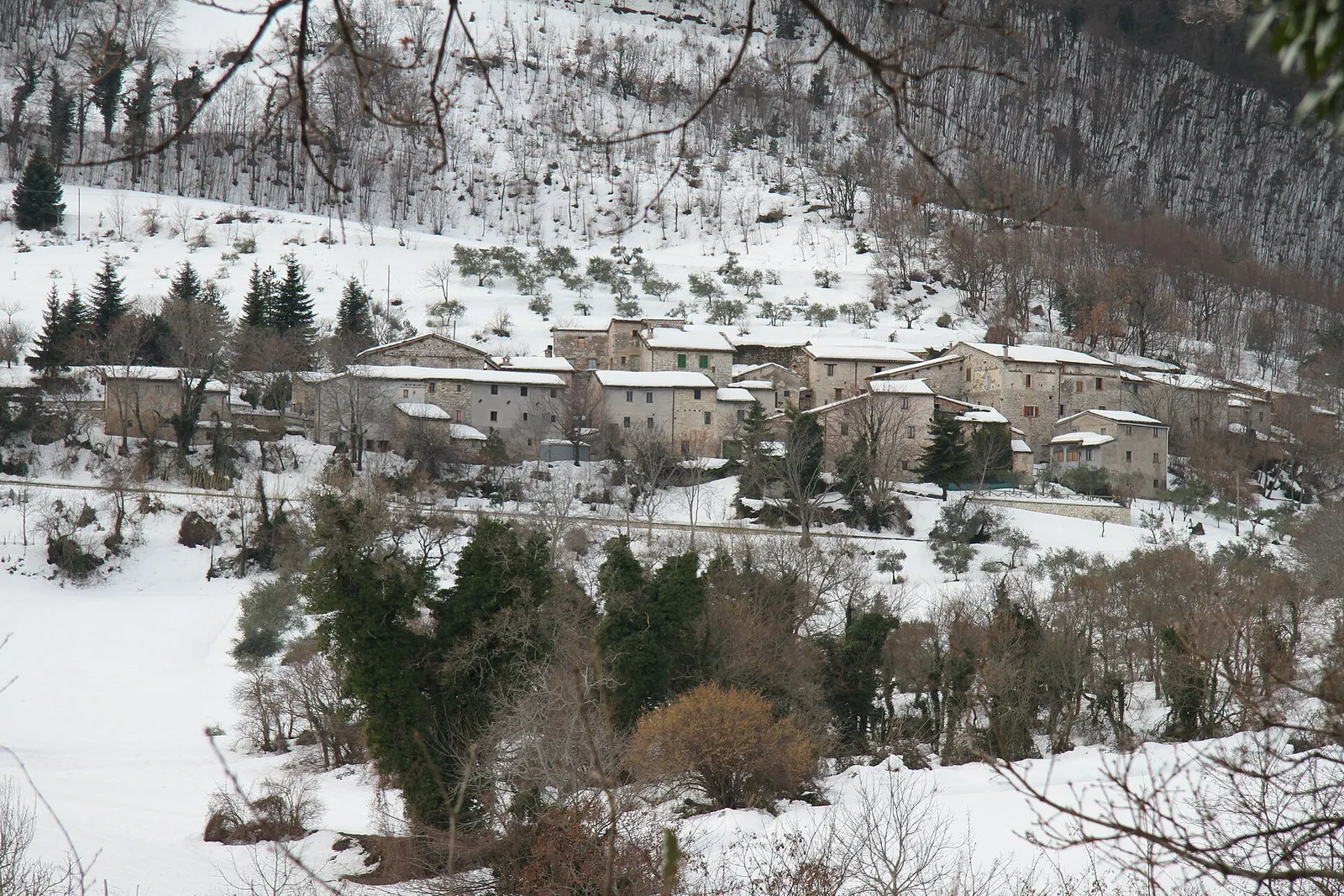 Borgo di Cessapalombo innevato tra le colline dei Monti Sibillini nelle Marche