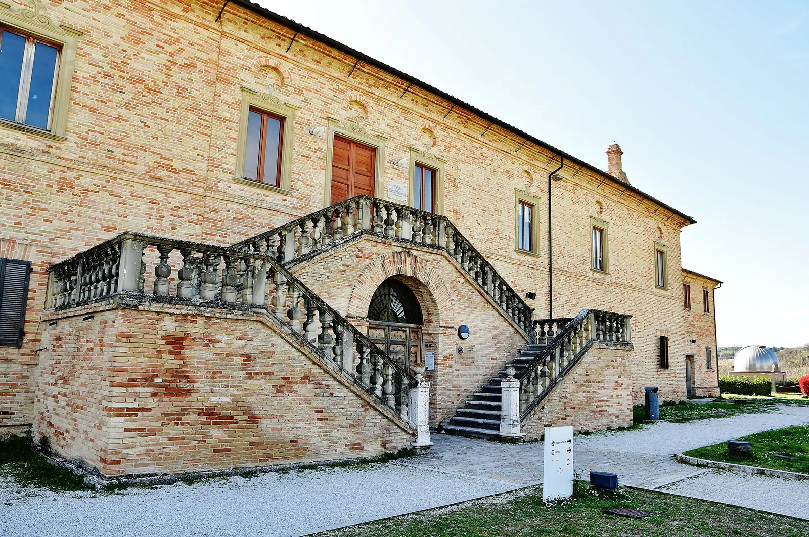 Villa storica in mattoni con scalinata barocca a doppia rampa a Colli al Metauro