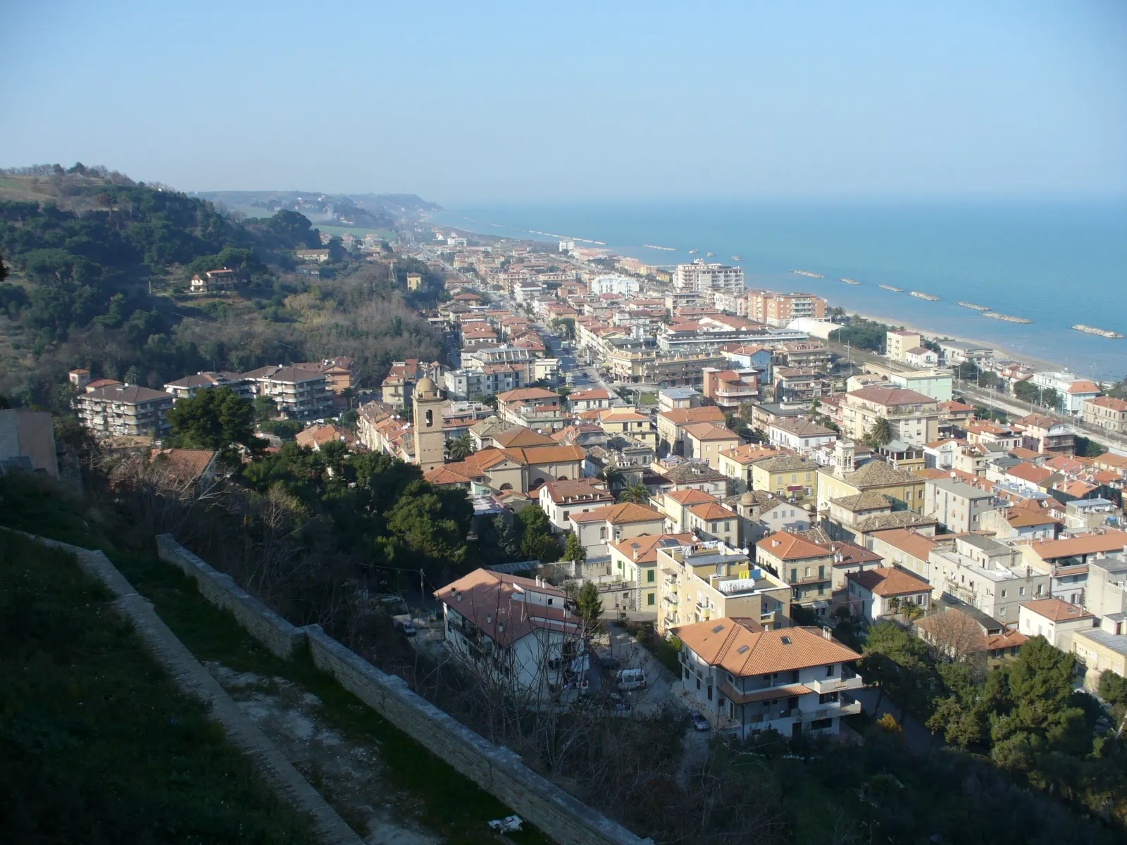 Veduta panoramica di Cupra Marittima con il centro storico tra le colline e il litorale adriatico