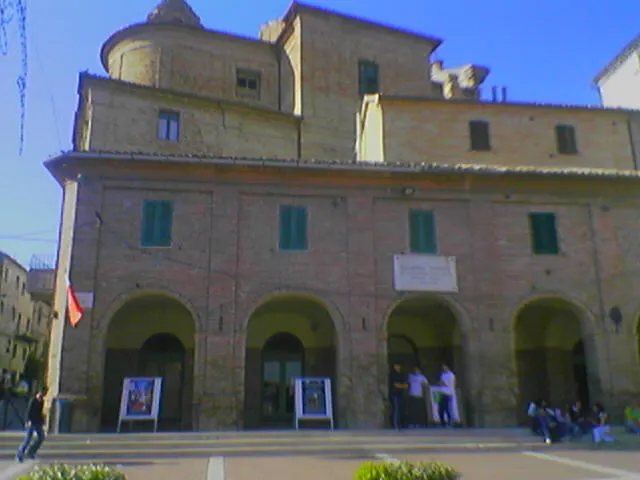 Palazzo storico con porticato ad archi nel centro di Filottrano in provincia di Ancona