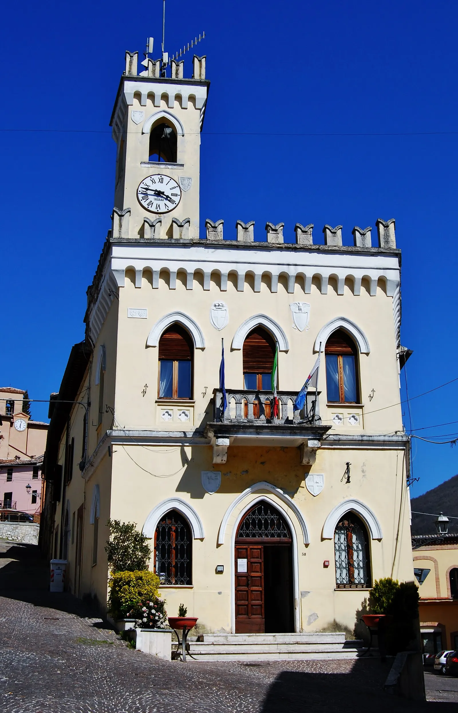Torre civica con orologio e merlature del Palazzo Comunale di Fiuminata in provincia di Macerata