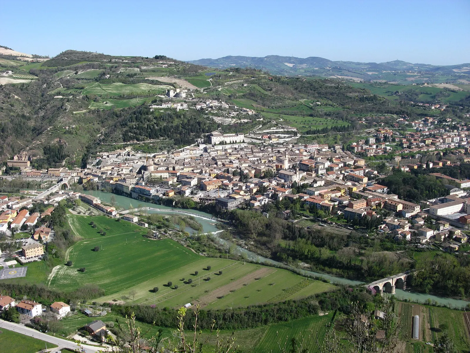 Veduta aerea di Fossombrone con il centro storico il fiume Metauro e le colline marchigiane
