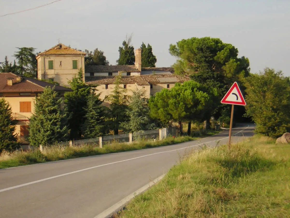 Centro storico di Francavilla d'Ete con case tradizionali marchigiane e campanile tra il verde collinare