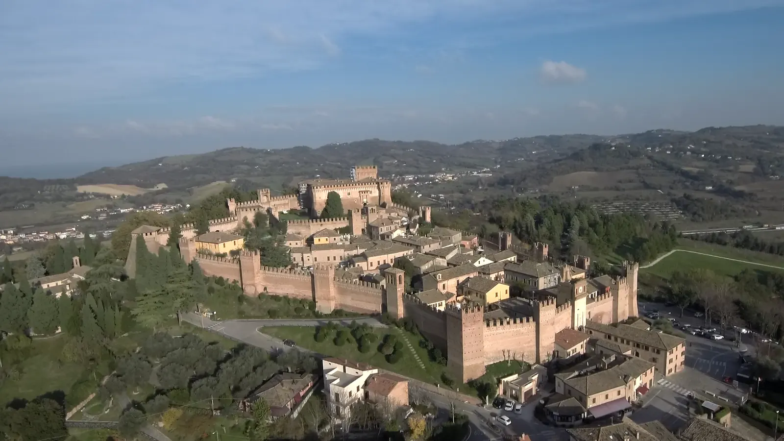 Veduta aerea del borgo medievale di Gradara con la Rocca e le mura fortificate tra le colline marchigiane