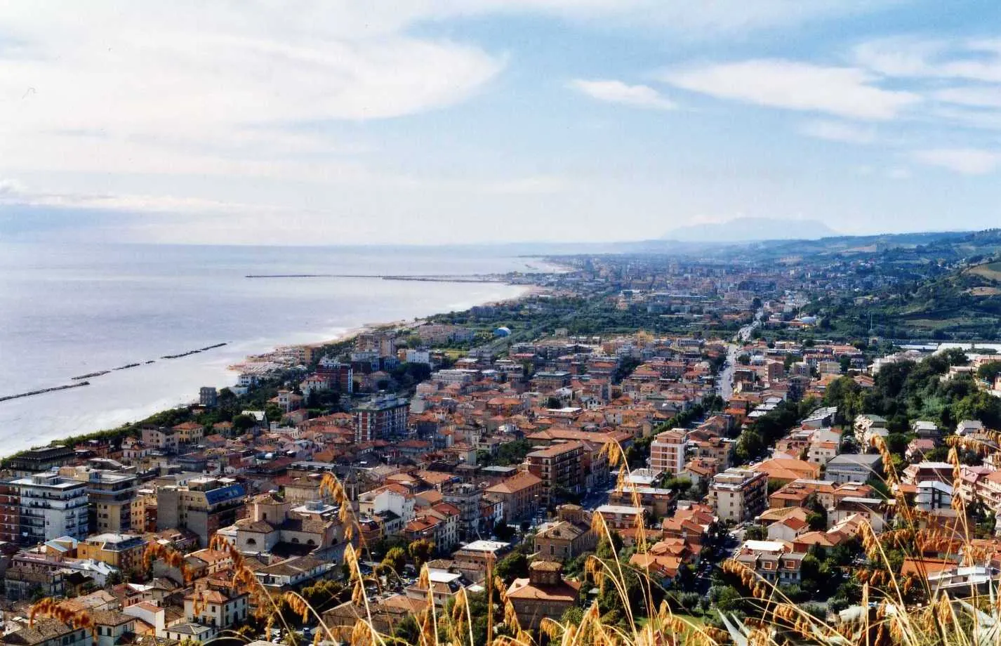 Panorama aereo di Grottammare con centro storico tetti rossi e costa adriatica marchigiana
