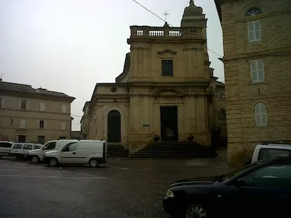 Chiesa storica in pietra con facciata barocca nel centro di Grottazzolina in provincia di Fermo
