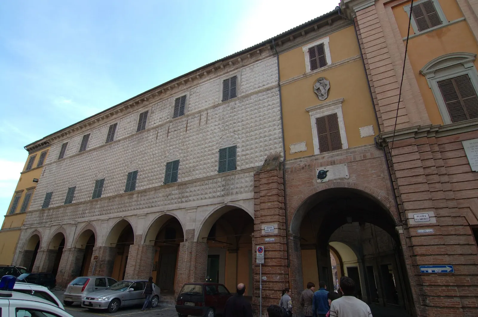 Facciata storica di Palazzo Pianetti a Jesi con portici in mattoni e bugnato in pietra