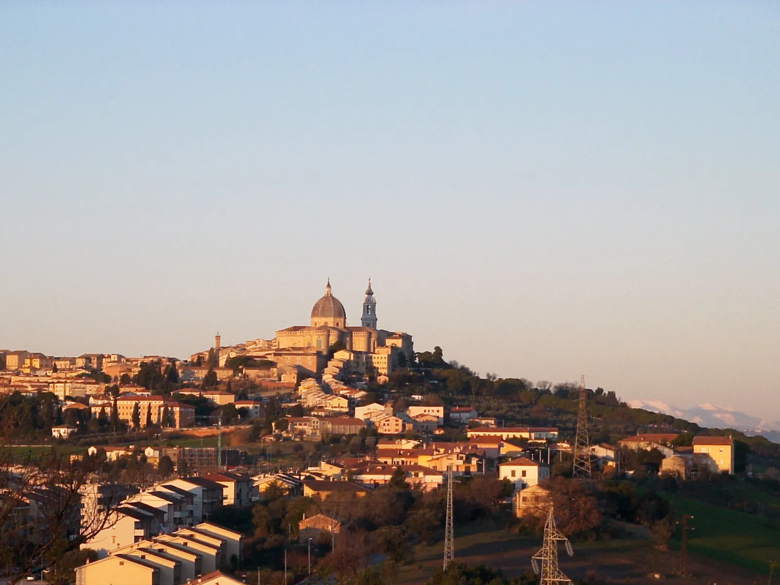 Santuario della Santa Casa di Loreto sulla collina al tramonto con la cupola e il campanile visibili