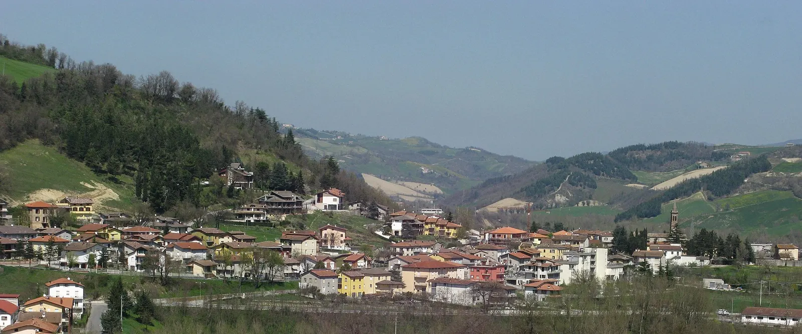Veduta panoramica di Lunano con case e colline verdi del Montefeltro marchigiano