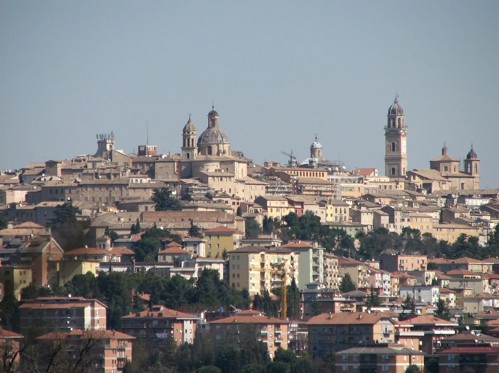 Panorama di Macerata con le cupole e i campanili del centro storico che dominano la città marchigiana