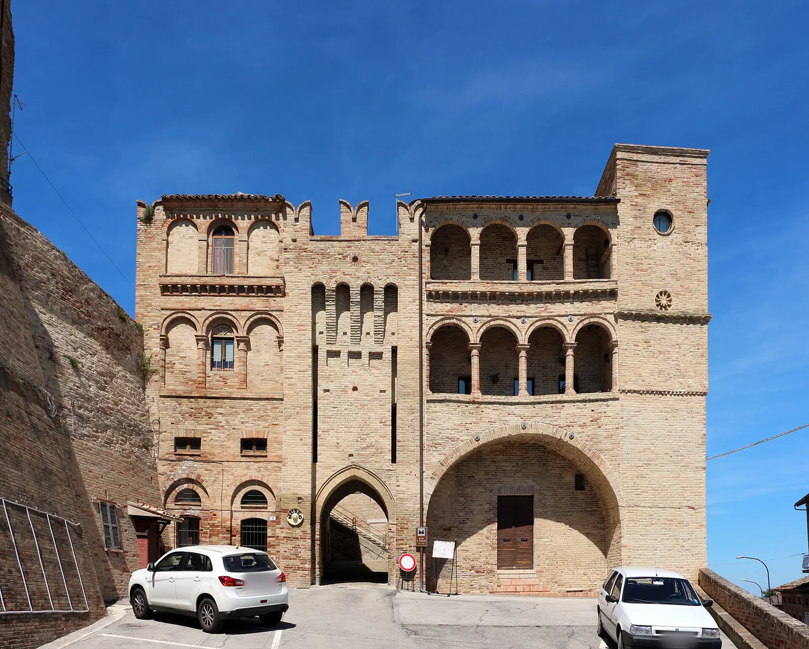 Porta San Martino in mattoni a vista con loggiato ad archi nel centro storico di Massa Fermana nelle Marche