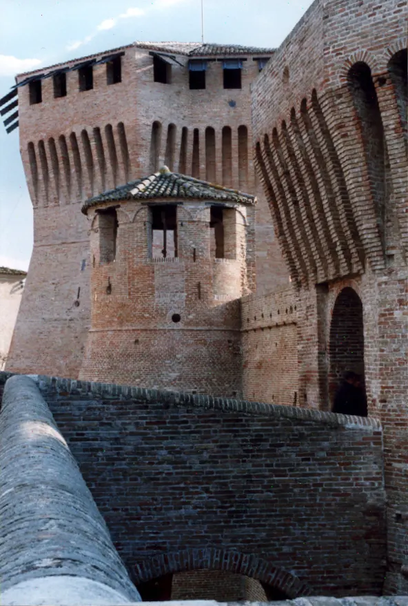Rocca Roveresca di Mondavio con torrioni e mura in mattoni rossi sede della rievocazione storica