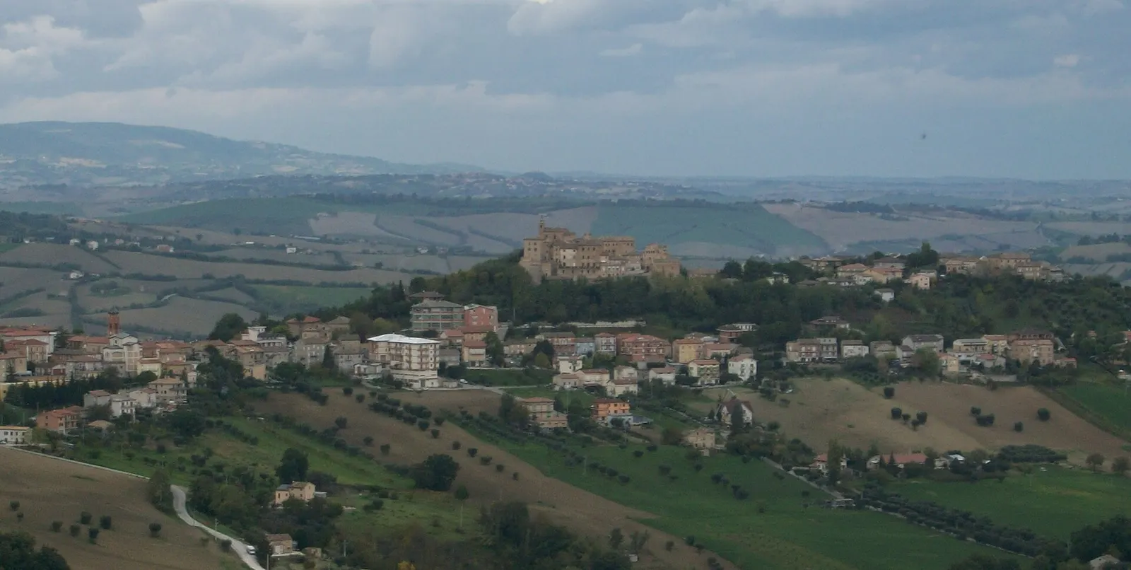 Veduta panoramica di Montappone adagiata sulle colline marchigiane della provincia di Fermo