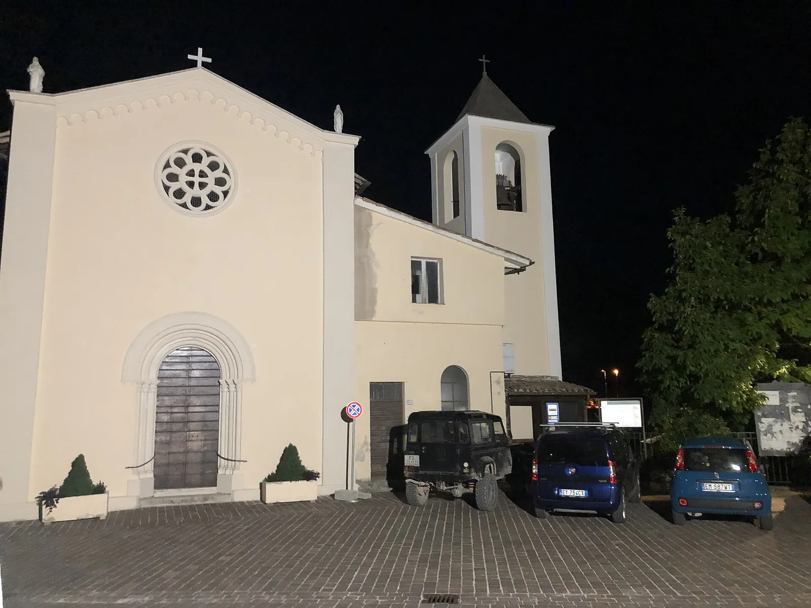 Chiesa con facciata bianca e campanile nel centro storico di Monte Cavallo in provincia di Macerata