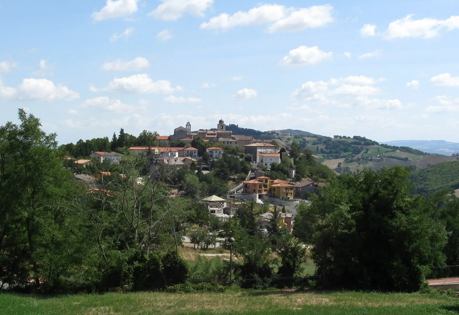 Panorama del borgo di Monte Grimano Terme tra le colline marchigiane della provincia di Pesaro e Urbino