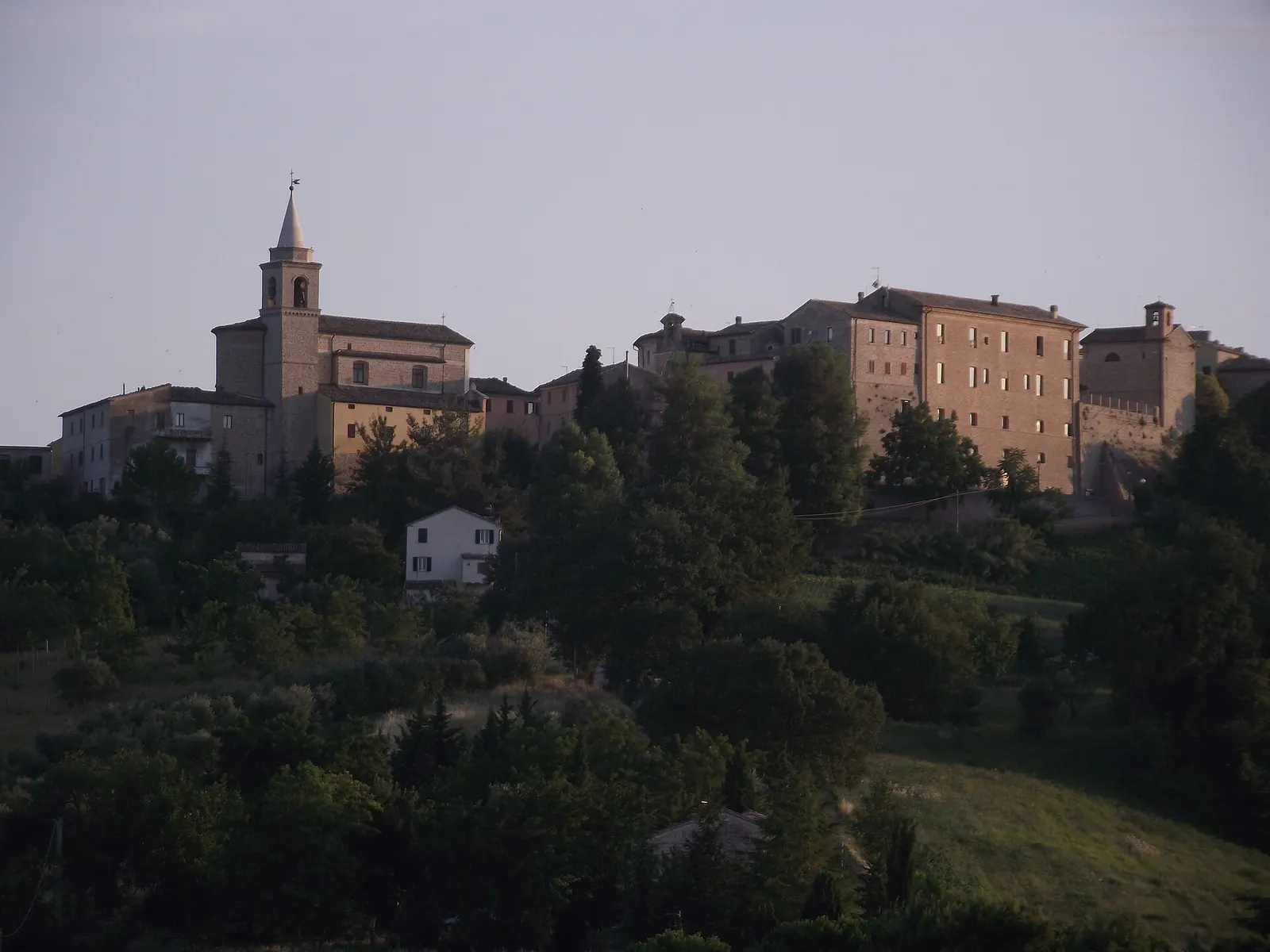 Panorama del borgo medievale di Monte Roberto su collina tra ulivi e campanile della chiesa principale