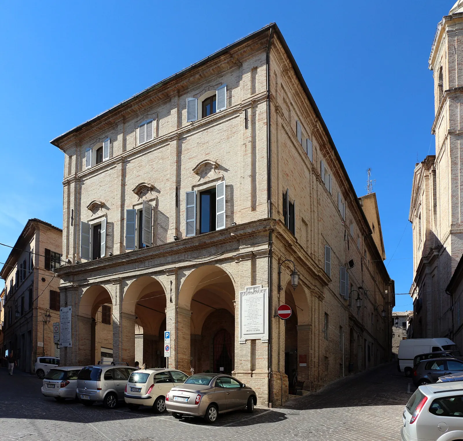 Palazzo storico in mattoni con portico ad archi nel centro di Monte San Giusto in provincia di Macerata