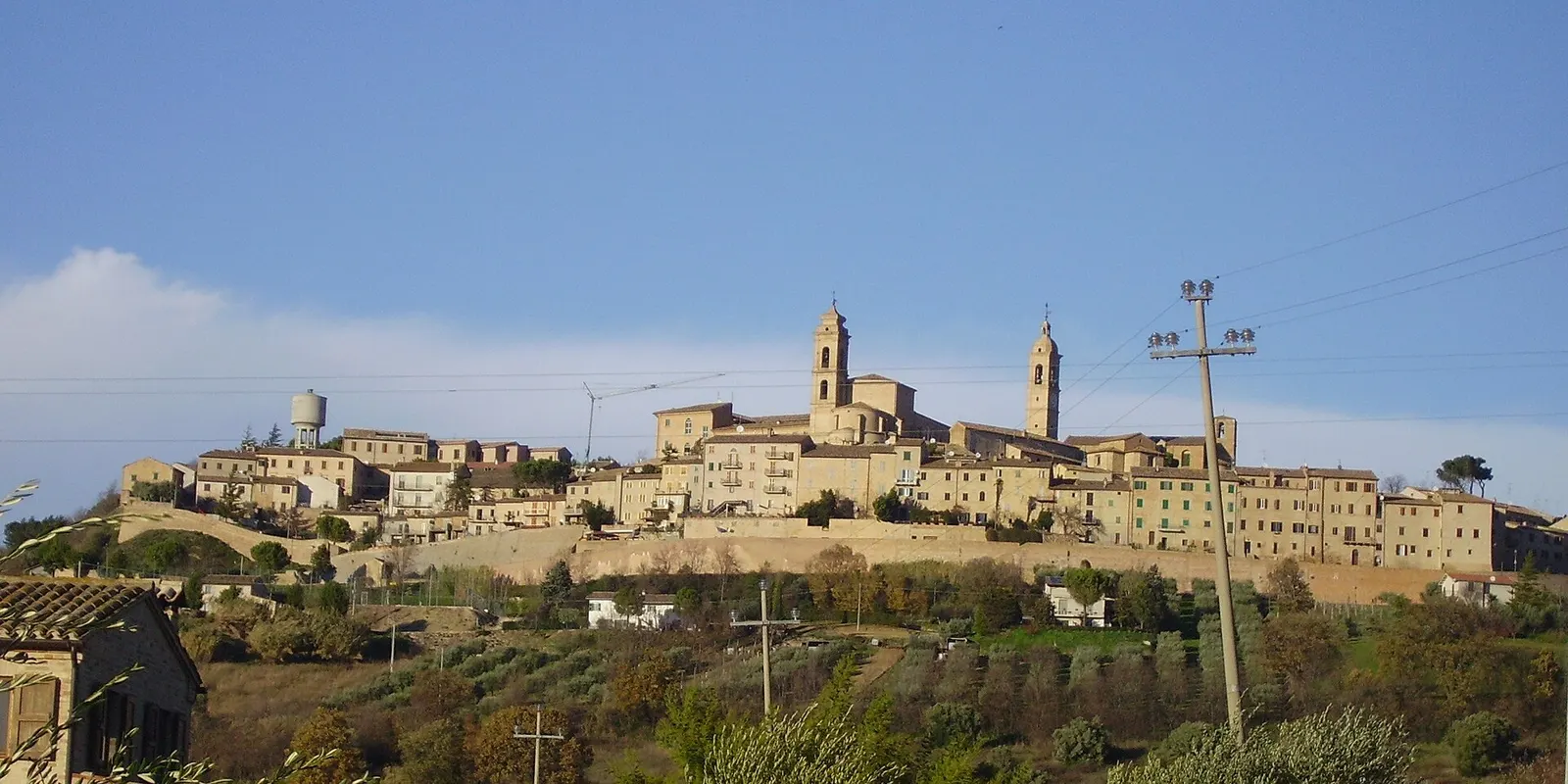Centro storico di Montecosaro in provincia di Macerata con campanili e case in pietra sulle colline marchigiane