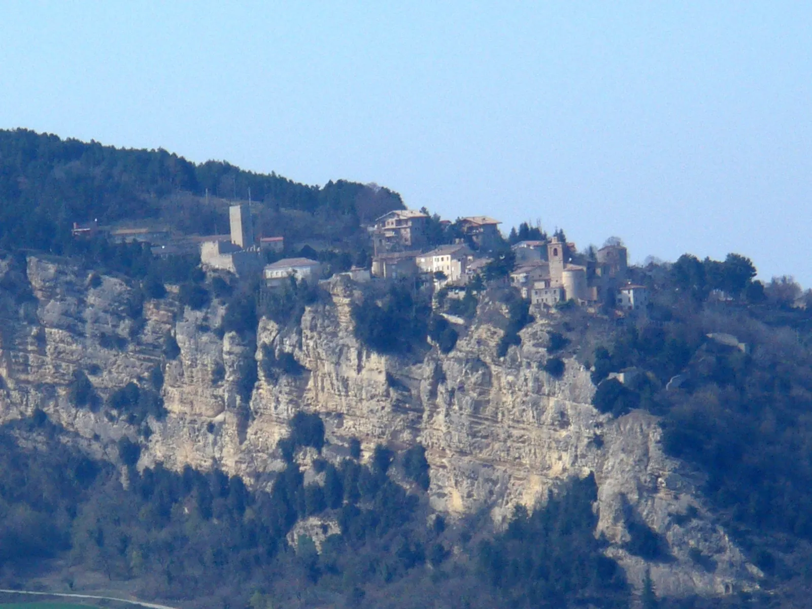 Centro storico di Montefalcone Appennino arroccato su sperone roccioso tra i monti delle Marche
