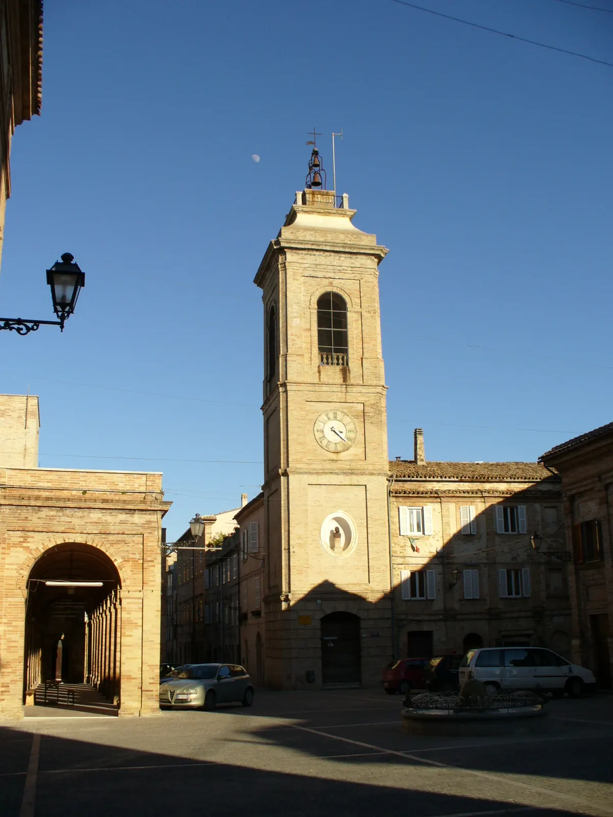 Torre civica e porta urbica nel centro storico di Montefiore dell'Aso nelle Marche