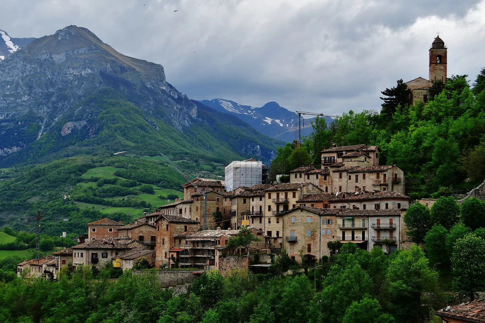 Centro storico di Montefortino con case in pietra e campanile sui Monti Sibillini nelle Marche