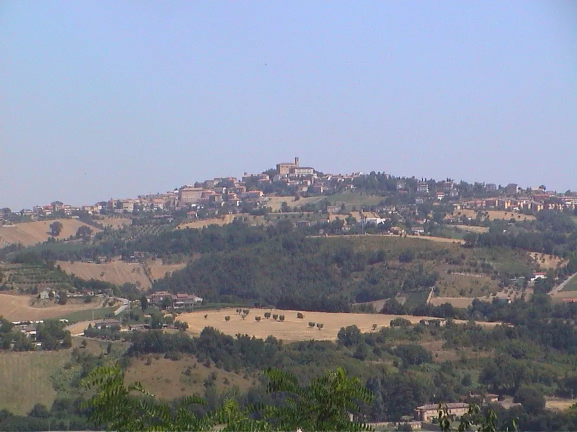 Veduta panoramica del borgo medievale di Montegiorgio sulla collina tra le dolci campagne marchigiane