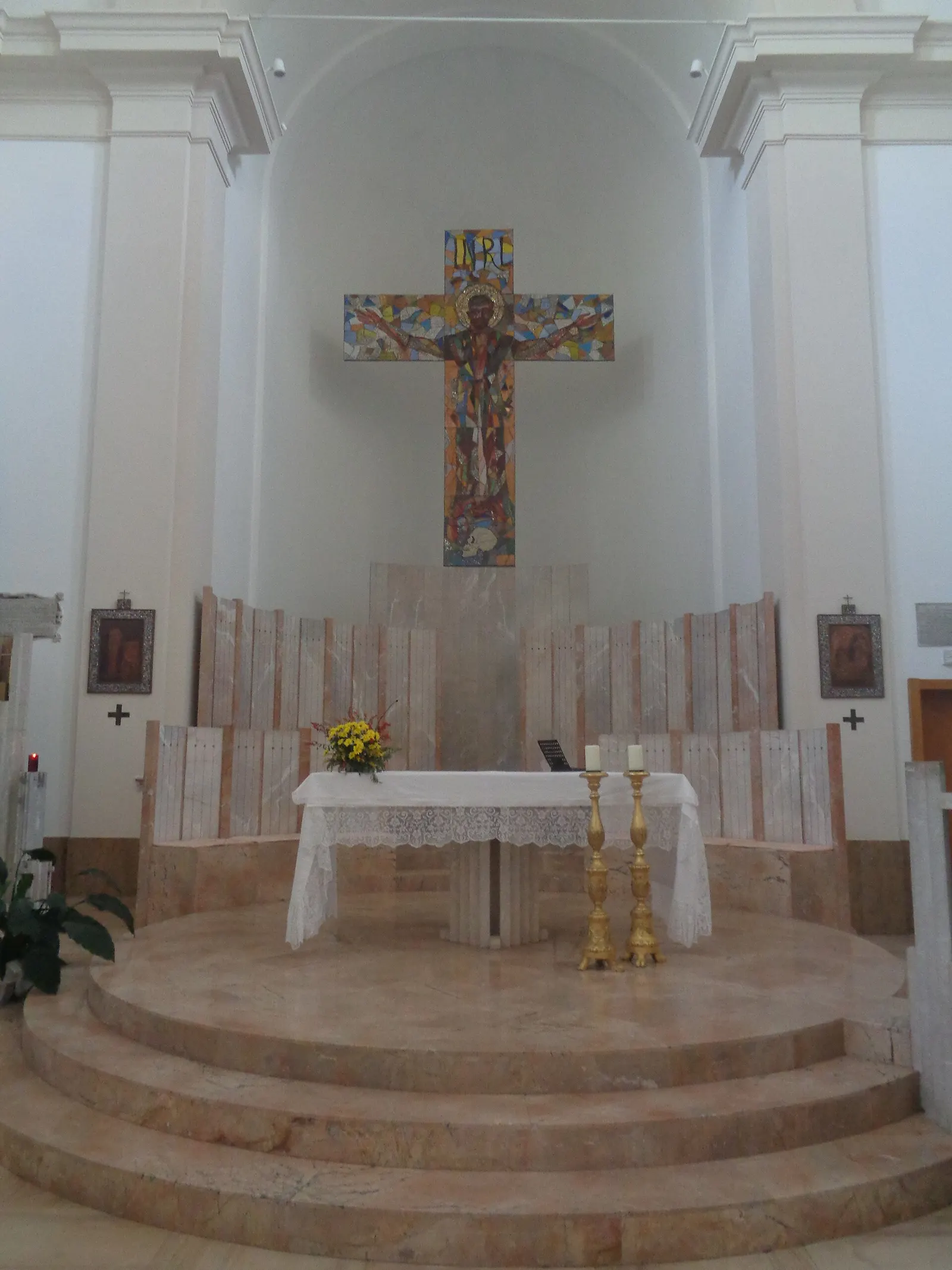 Interno della chiesa con altare e crocifisso ligneo nel centro storico di Montegranaro nelle Marche