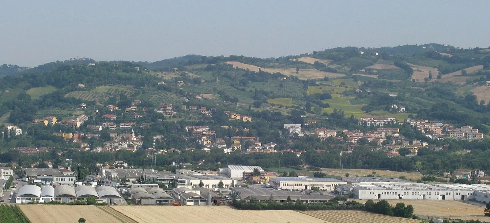 Veduta panoramica di Montelabbate con le colline marchigiane e il centro abitato in provincia di Pesaro e Urbino