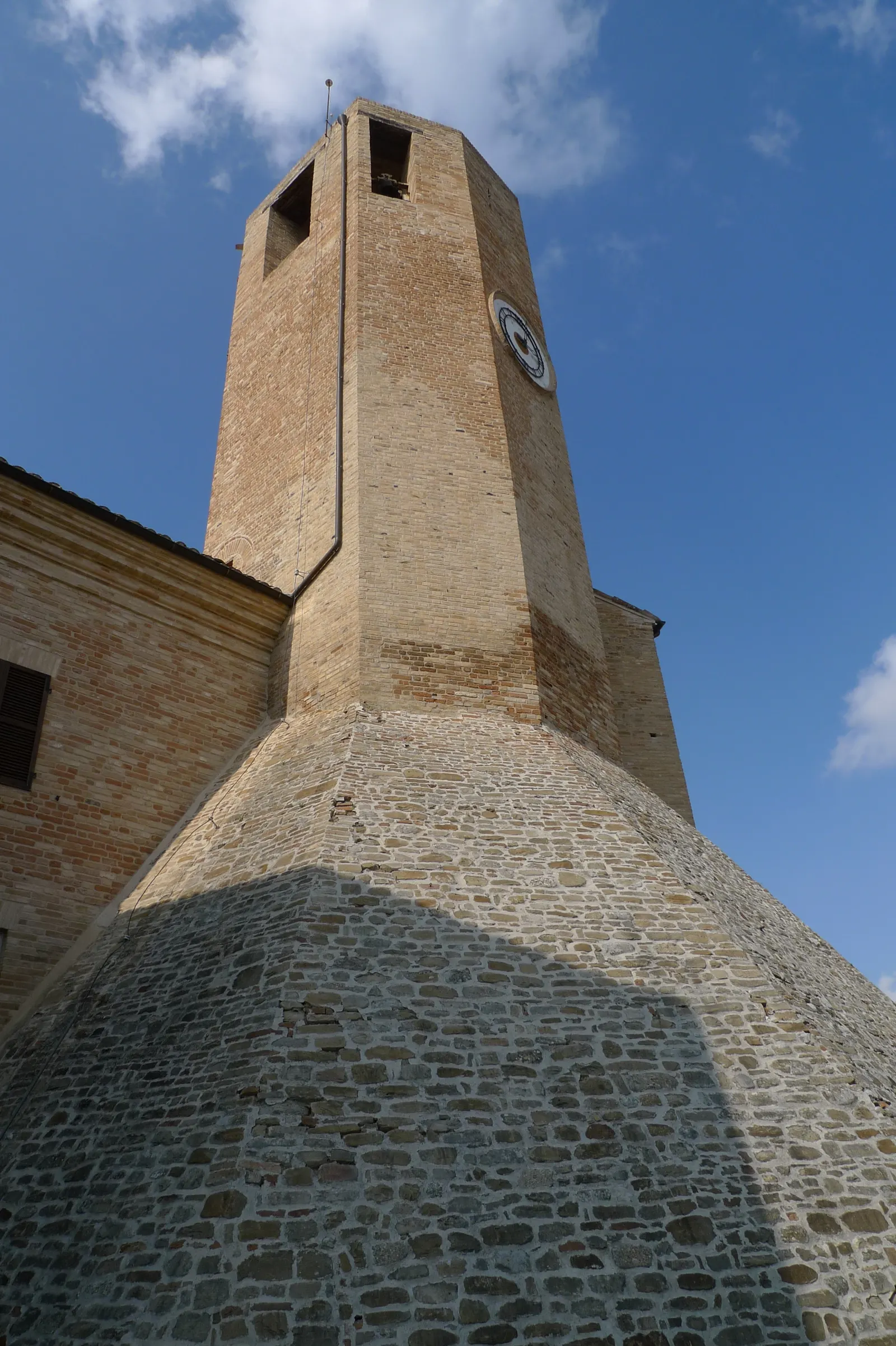 Torre campanaria in mattoni con orologio nel centro storico di Monteleone di Fermo