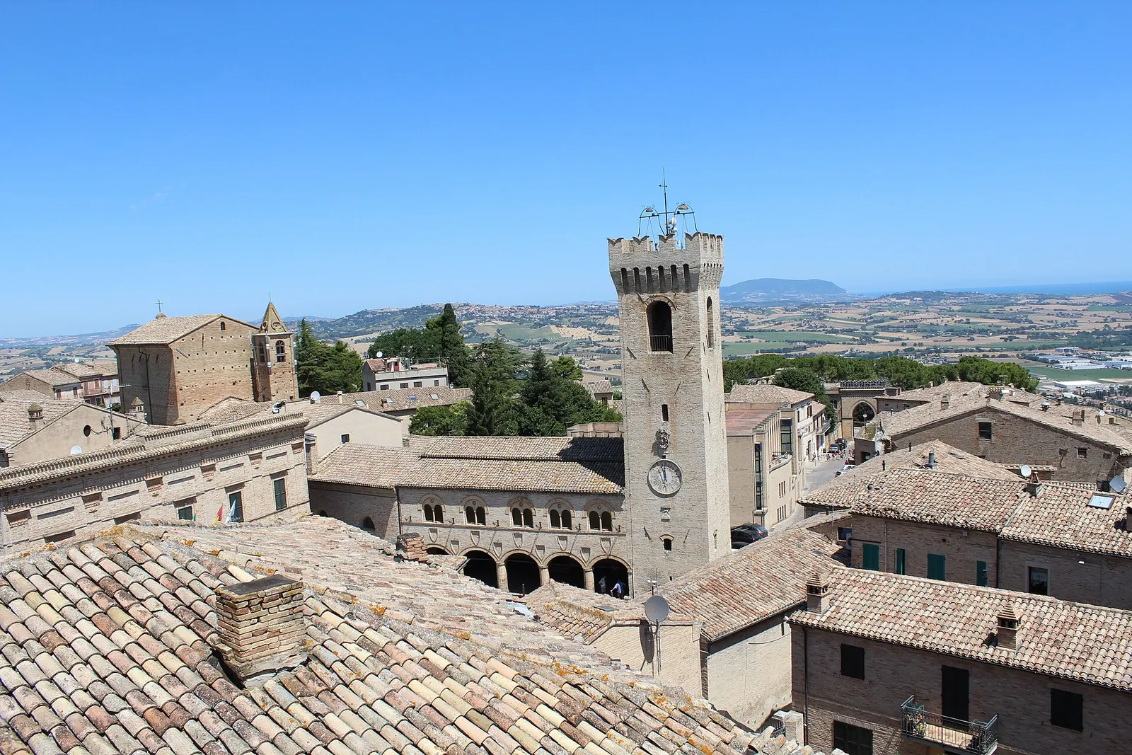 Centro storico di Montelupone con torre civica e tetti in cotto tra le colline marchigiane