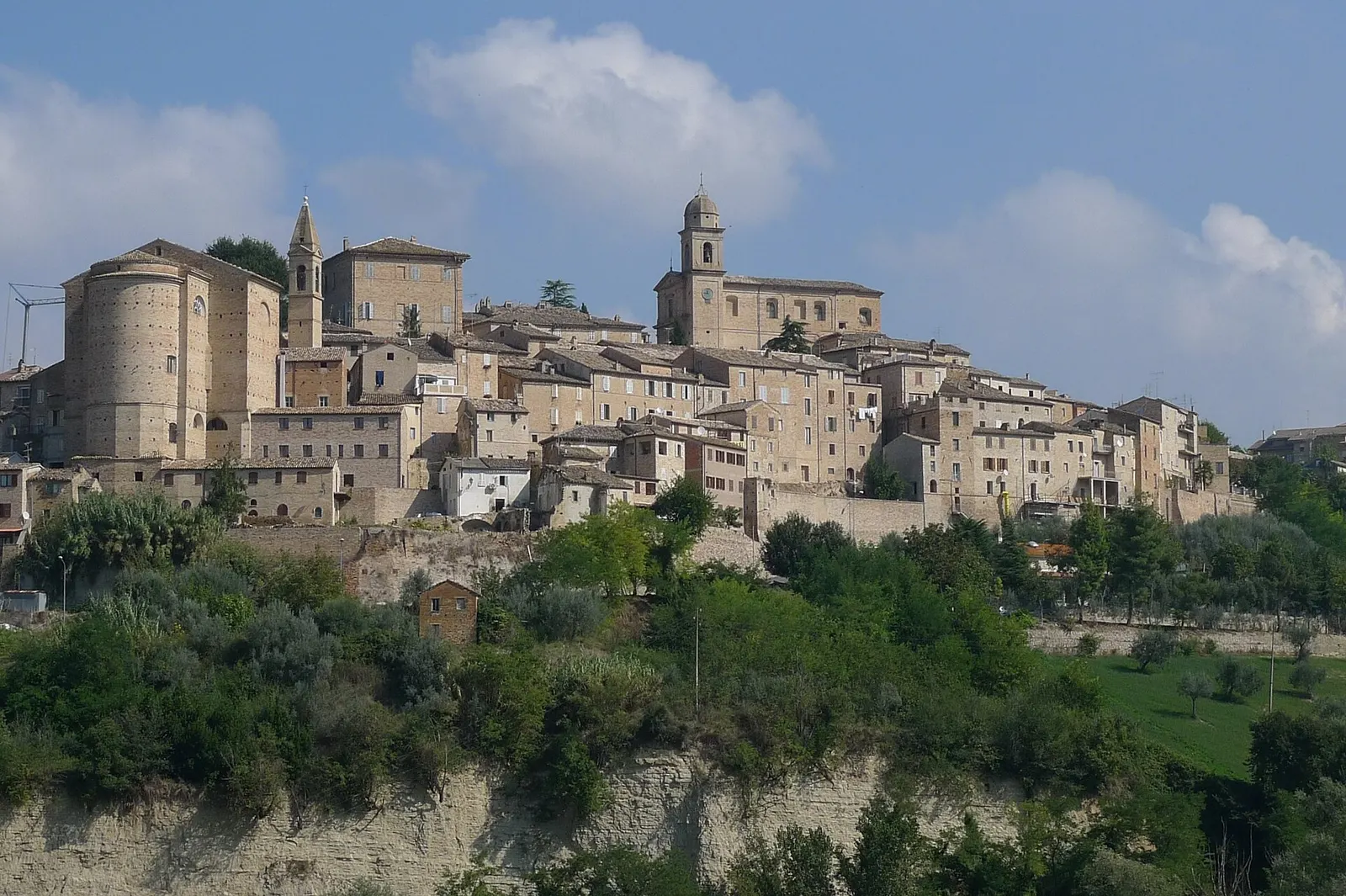 Centro storico di Montottone su collina con case in pietra e campanile della chiesa in provincia di Fermo