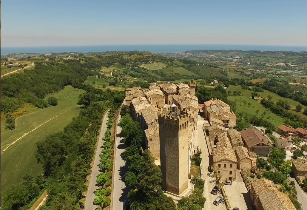 Veduta aerea del borgo medievale di Moresco con la torre e le colline marchigiane fino al mare Adriatico